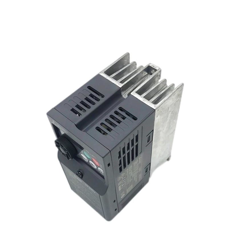 Βιομηχανική μηχανή αναστροφέων FREQROL D700 FR-d720-0.4K A.c της Mitsubishi Electric