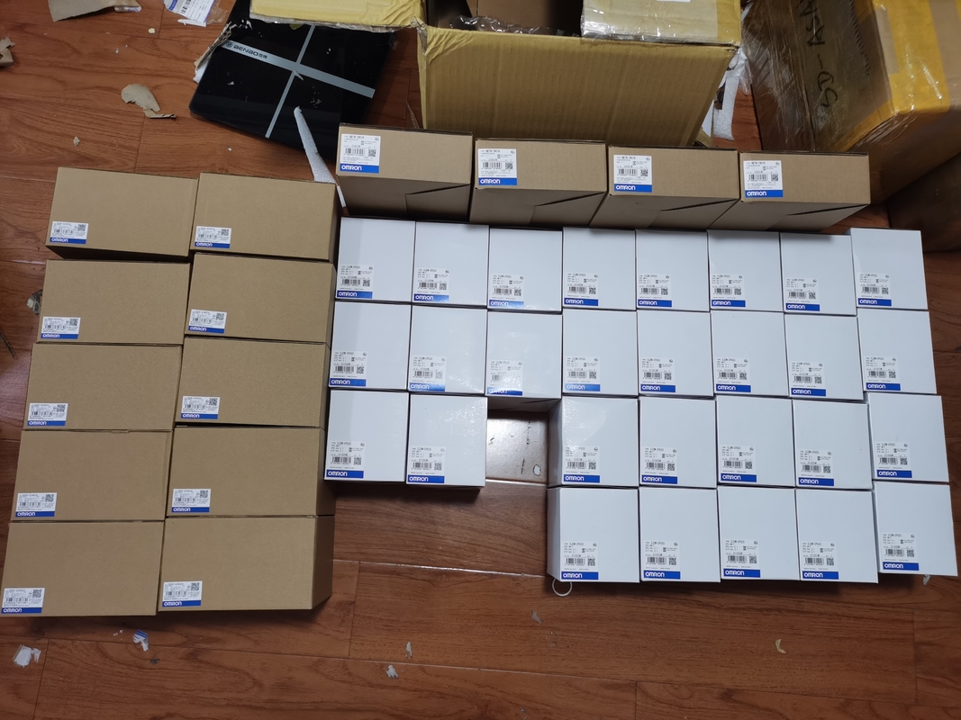 CJ2M-CPU14 μαύρο χρώμα ενότητας PLC Omron CJ2M αυτοματοποίησης αρχικό